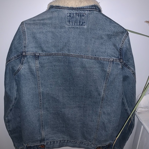 Jean jacket with fuzzy collar - Picture 2 of 4